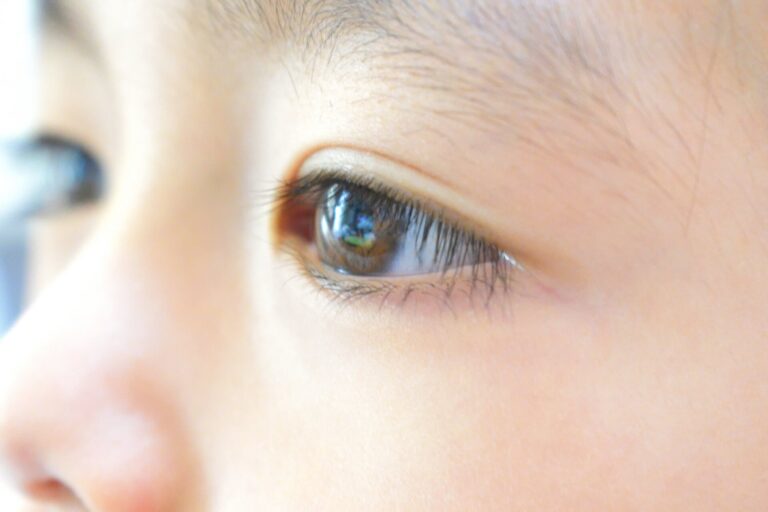 子どもの目アップ